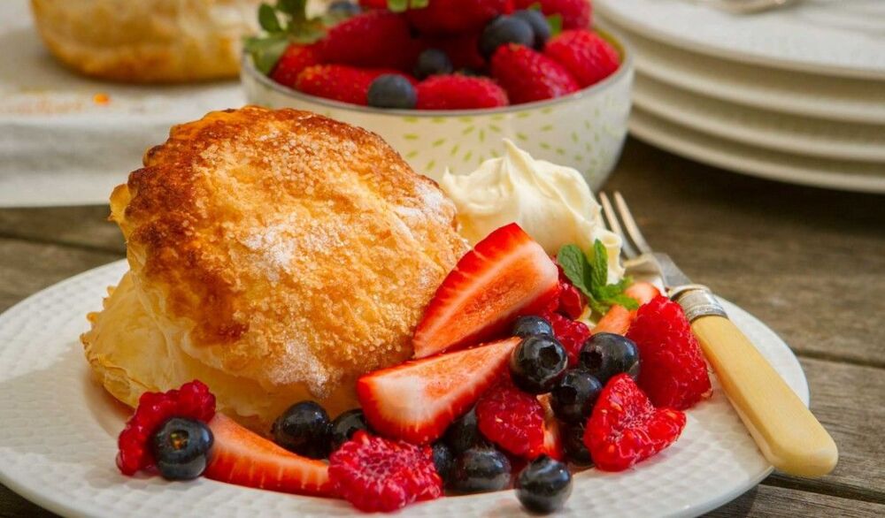 FB-R73-Sugar-puffs-with-berries-and-marscpone-CLEAN-1090x613.jpg
